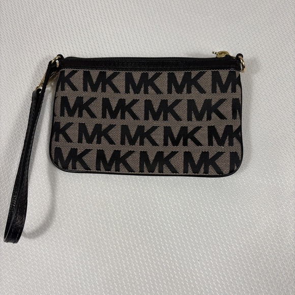Michael Kors Handbags - MICHAEL KORS SIGNATURE WRISTLET BLACK & TAN‎ GRAY FABRIC MK LOGO GOLD HARDWARE